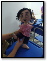 Imagen que contiene persona, interior, tabla, joven

Descripción generada automáticamente